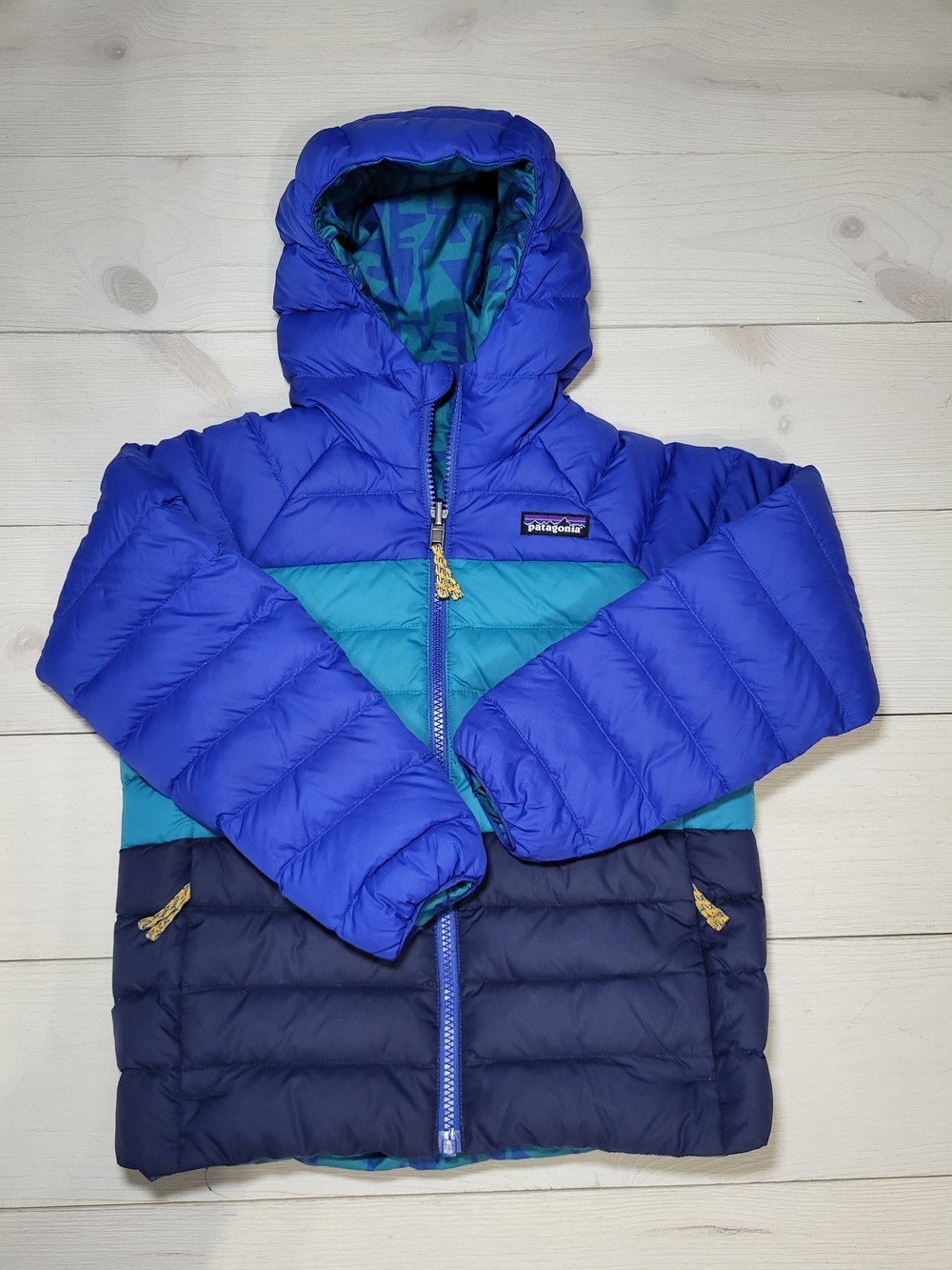 Patagonia Boy's Hooded Puffer Jacket Reversible Geometric Pattern Down Blend.
